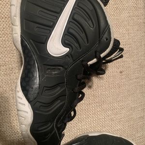 Boys Nike foamposite pro black and white